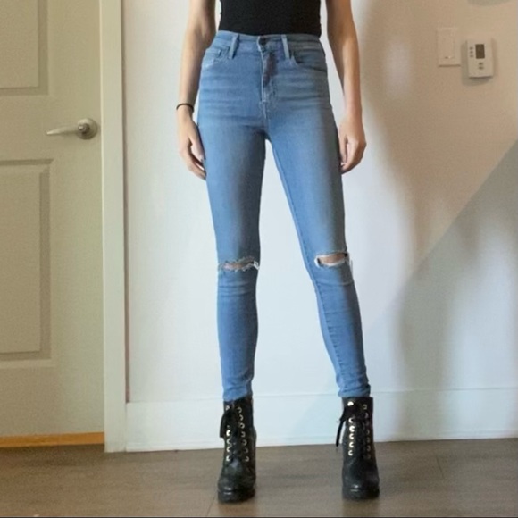 Levi's Denim - 🚚 MOVING SALE 🚚 Levi’s Ripped Knee Mile High Super Skinny Jeans